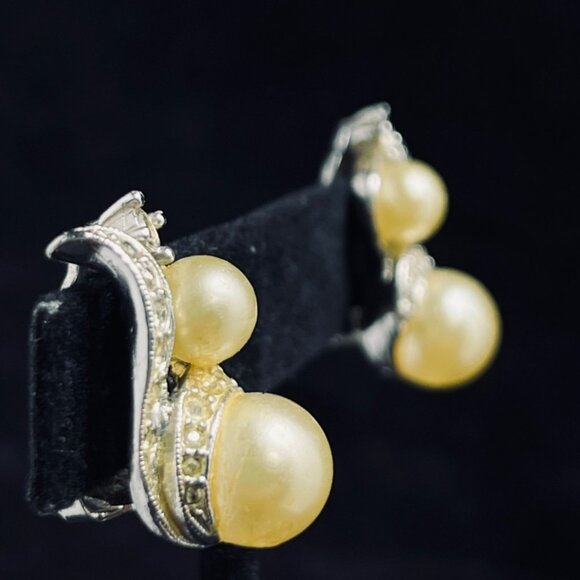 Vintage Marvella Silver Tone, Faux Pearl And Rhinestone Clip On Earrings (5266) - Picture 5 of 10